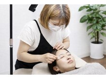 ベースバイループ(BASE BY LOOP)の雰囲気（お客様に寄り添ったヒアリング後、眉毛を作っていきます）