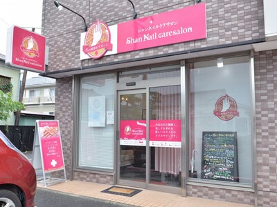 手のマークとピンクの看板が目印です。店内にはシャンデリアも☆