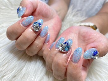 ビジュー盛りネイル