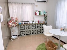 琉球美らsalonの雰囲気（施術あとはこちらで、お茶や腸活フルーツ青汁をどうぞ！）