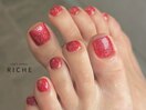 大人の赤色フットネイル