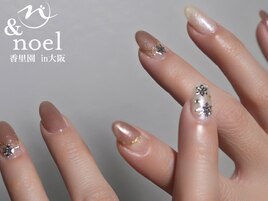 グレージュ×雪の結晶ネイル