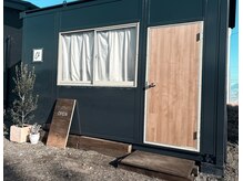 黒いプレハブが目印です。