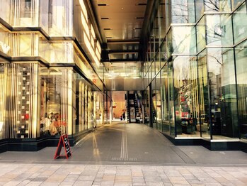 セリジェ 青山(Cerisier)/アルマーニを左手に吹抜け直進