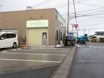 ハンズオン 郡山店/店舗入り口前駐車場４台分