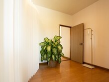 Peaceクレヨン美容室の雰囲気（2階ホールの様子。階段上がって目の前のお部屋です！）