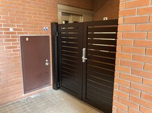 コモド(COMODO)/マンション入口は　３