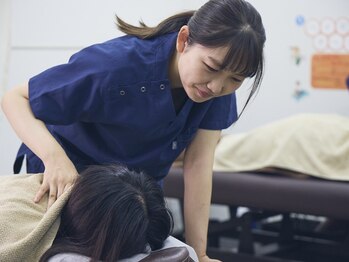 ラ コンシェル整骨院の写真/【スマホ首になってるかも】長時間のスマホ・デスクワークでガチガチになった首肩回りもほぐしていきます♪