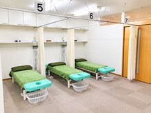 あさかわ鍼灸整骨院の雰囲気（全台昇降ベッドで乗り降りが楽ちんです。）