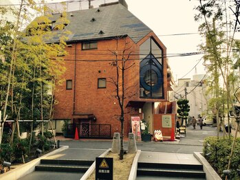 セリジェ 青山(Cerisier)/突き当りレンガ色ビル3階です♪