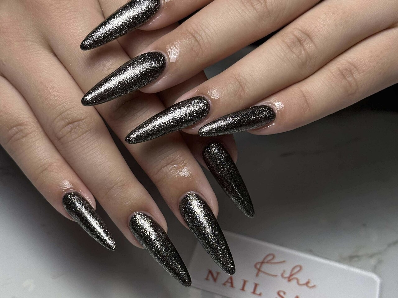 2026年冬トレンド】ブラック スーパーロングのネイルデザイン集｜人気