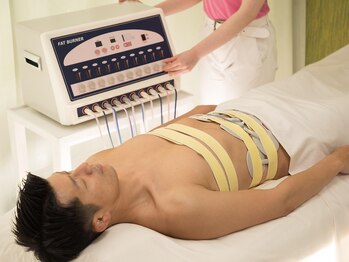 ダンディハウス パーソナルジム 梅田店/→マシンで有酸素運動