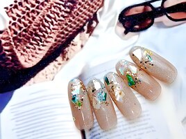 大人シェルのベージュネイル