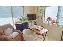 サロンの雰囲気です☆窓が大きいので解放感あります!