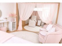 リリー(Lilly)の雰囲気（白ピンクを基調とした可愛い空間♪ゆったりとお過ごしください♪）
