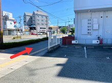 リシェス(Richesse)/【道案内】1. 駐車場を右へ