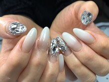 エスビューティー(es.beauty)/白グラデーション×ストーン