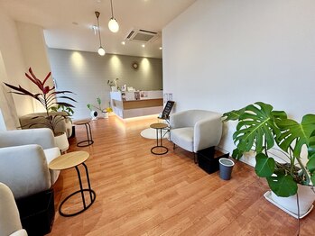 リーフ 一宮バイパス店/綺麗な受付待合室