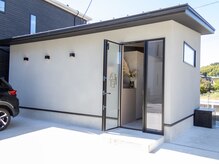 サロン リエット(Salon Li’aet)の雰囲気（サロン前の駐車場にお止めいただき、ご来店ください）
