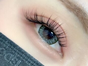 アンダーバーホワイト 大阪上本町店(_WHITE)の写真/《大人気の超軽量フラットラッシュで持続力UP☆》まつげとしっかり密着し、美しい仕上がりが長く続く◎