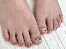 Footネイルで足先も華やかに♪