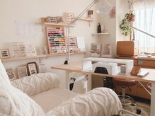 イロネイル(iro nail)の雰囲気（ふかふかソファで居心地良いと好評です♪お好きな動画も鑑賞可能）