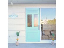 青い扉が目印です♪ヘアサロン内にある個室でゆっくりと◎