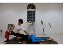 普段自分では伸ばせ無いところをストレッチしていきます！