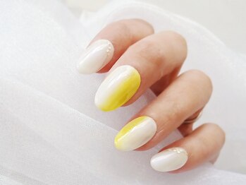 春の上品イエローネイル