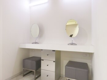 ポアレスラボ ジェンダーレスサロン 横浜/メイクスペース完備