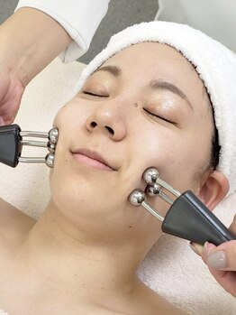 キュララ(KYURARA)の写真/最新マシン導入☆小顔ケアが進化!3極スティックで表情筋を刺激し、他にはない驚きのリフトアップ効果◎
