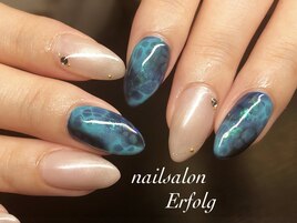ベージュ×パワーストーンネイル