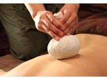 タイ古式マッサージ ファンディー(Fandee)/ハーブボール施術中
