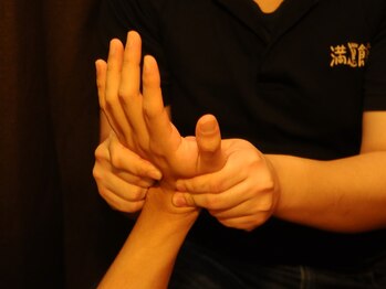 満足館 神戸元町商店街店 アイカ(Aika)/アロマオイルでハンドマッサージ