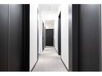 毛穴/シミ/フェイシャル/ララピール【錦糸町ビューティークリニック】美容医療提携/【店内内装】通路