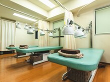 塩釜鍼灸治療室の雰囲気（施術室のベッドは5台。アットホームな雰囲気です！）