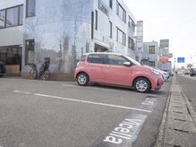 駐車場（敷地内1台）建物前道挟んで3台分あり