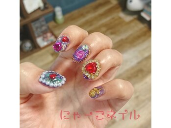 にゃーこネイル/ビジュー☆持ち込みデザイン