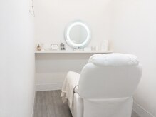 キューアイラッシュ(Q-Eyelash)の雰囲気（半個室・ふかふかソファで快適）