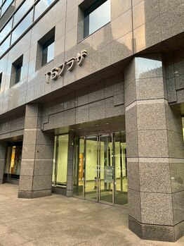 プラスエイト 横浜西口店/当メンズ眉毛サロンのビル外観☆