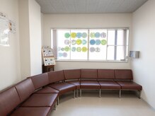アスミルはり灸接骨院/広い待合、完備