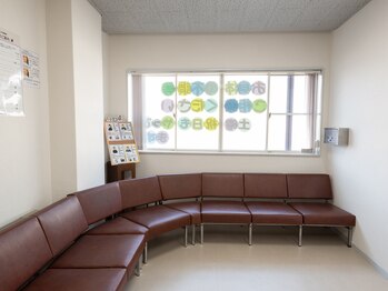 アスミルはり灸接骨院/広い待合、完備