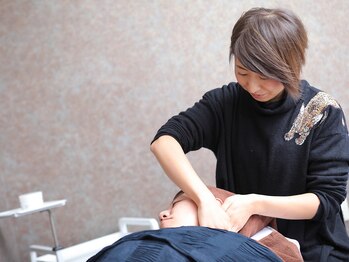 アルファ(alpha)/小顔施術風景［1］