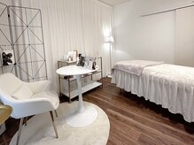 白を基調とした落ち着きのある貸切空間◎