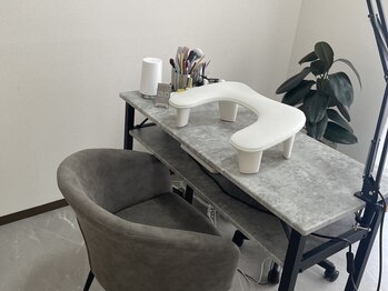 エマ(emma)の写真/【福山春日・個室サロン】グレーを基調としたシックな大人女性向け完全プライベート空間で美しい指先へ♪