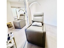 アンカー(ANCHOR)の雰囲気（2席の間には仕切りもあり、プライベートな空間を保ちます）