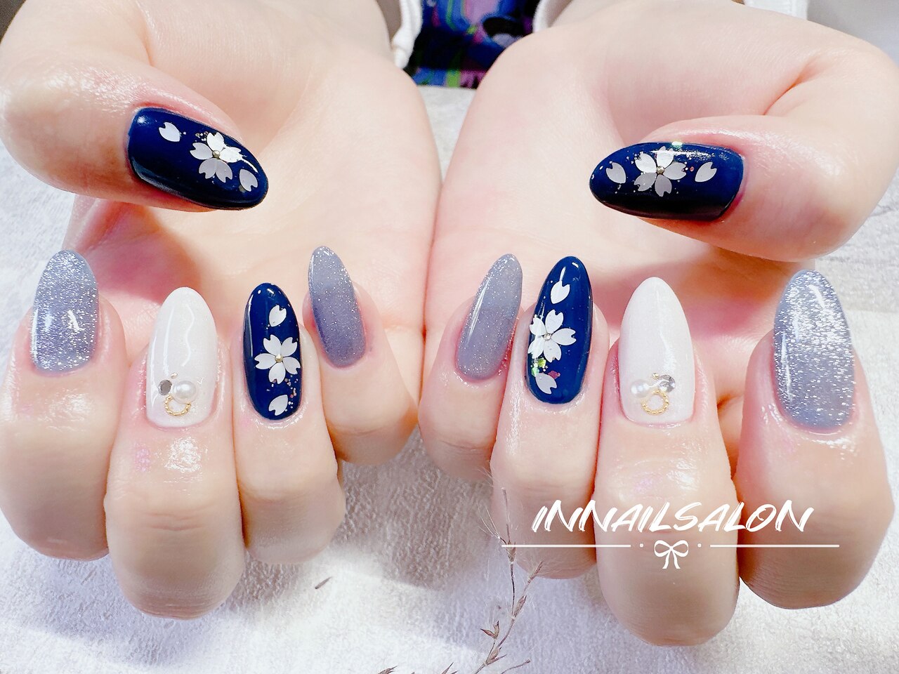 2025年秋トレンド】ネイビー フラワーのネイルデザイン集｜人気