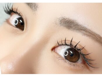 ネイルアンドアイラッシュサロンRの写真/【パリエク】で再現率◎《まつげパーマ×エクステ》のW施術でなりたいまつげ＊カラーエクステで秋を先取り*