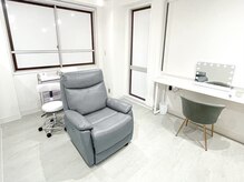 イブ バイ セブンルックス 上野御徒町店(eve by 7LOOKS)の雰囲気（リクライニングソファでゆったり施術♪【まつげパーマ】）