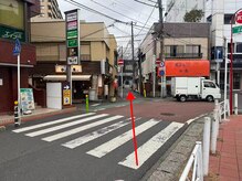 【大衆酒場かぶら屋】と【天ぷら松島】の間にある一方通行の細い道に入ります、約100mほど直進します。